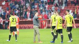 Final del partido en Gijón este pasado domingo, con 4-0 adverso para el Real Zaragoza. Alberto Belsué, el delegado, consuela a los jugadores camino de los vestuarios.