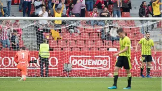Imagen de la desolación del Real Zaragoza el pasado domingo en Gijón. El Sporting acababa de marcar el 4-0.