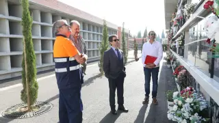 El alcalde Luis Felipe, en el centro, ha visitado este martes el cementerio para conocer las obras y mejoras ejecutadas.