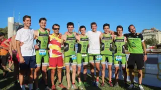 El equipo completo de triatlón junto con el cuerpo técnico y el presidente de la Federación Aragonesa de Triatlon, Jesús Sánchez.