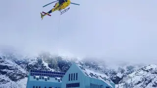 El helicóptero sube los suministros al refugio de Cap de Llauset.
