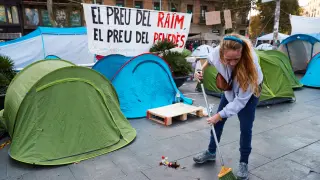 Unos 150 universitarios continúan acampados en la plaza de la Universidad de Barcelona.