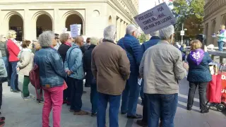 Protesta de pensionistas en la plaza del Pilar este lunes.