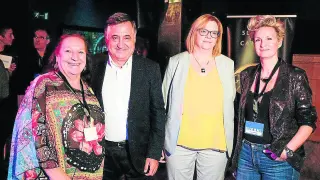 Premios Believe in Art en Zaragoza: Marisa Vela, Gervasio Sánchez, Pilar Aguilar y Beatriz Lucea, en el café cabaret El Plata.