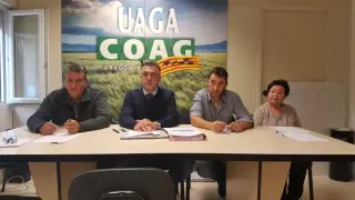 Vicente López y Pablo Martínez (UAGA), Jorge Valero (Araga) y Emilia Guillén (Asaja Zaragoza) explican en rueda de prensa su propuesta para alcanzar un acuerdo en la negociación del convenio.