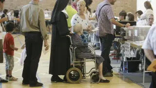 Una monja esperando para ejercer su derecho al voto, en Huesca.