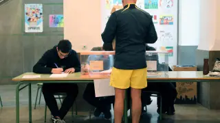 Un señor vota en Valencia.