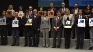 Los ganadores de los premios Excelencia junto al consejero de Industria del Gobierno de Aragón, Arturo Aliaga, y la consejera de Economía y Empleo, Marta Gastón.