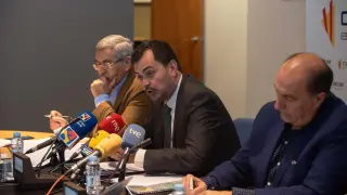 Los presidentes de CEOE Aragón, Ricardo Mur, de Huesca, Fernando Luna, y de Teruel, José Antonio Pérez Cebrián, en la presentación de sus propuestas para revertir la despoblación.