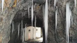 Carámbanos de hielo en un pequeño túnel situado en el camino al refugio de Cap de Llauset.