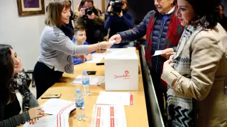 Adriana Lastra ha acudido a Oviedo a votar en la consulta del PSOE sobre el Gobierno de coalición con Podemos.
