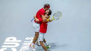 Nadal (i) y Granolles celebran su victoria en el partido de dobles.