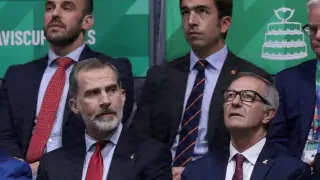 El rey Felipe VI, el ministro de Cultura, José Guirao (c) y el futbolista del Barcelona y promotor del evento, Gerard Piqué (d) durante la final de la Copa Davis