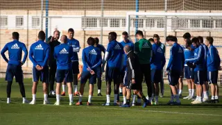 Los jugadores del Real Zaragoza escuchan con atención a Víctor Fernández antes del último entrenamiento.