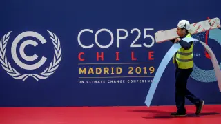 Un trabajador participa en el montaje de Ifema para la cumbre del clima de Madrid.