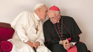 Anthony Hopkins (a la izquierda, como el Papa Benedicto) con Jonathan Pryce (en el papel de Francisco)