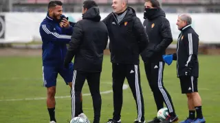 Luis Suárez, entre risas y chanzas, saluda al cuerpo técnico al incorporarse tarde al entrenamiento de este jueves en la Ciudad Deportiva.