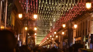 Una brillante bandera de España ilumina la calle Alfonso en el día de la Constitución.
