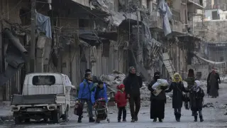 Una familia siria es evacuada de los barrios del este de Alepo en una imagen de 2016.
