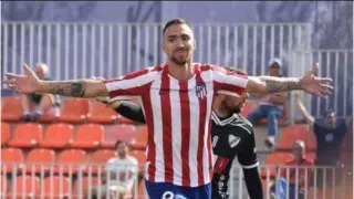 Darío Poveda celebra uno de los goles que ha anotado con el Atlético de Madrid B en la primera vuelta en Segunda B.