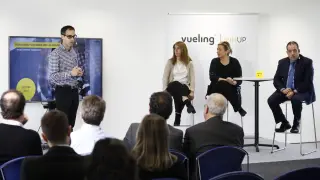 Javier Álvarez, director de IT de Vueling explica los objetivos de la firma delante de la consejera de Economía Marta Gastón y de otros directivos de la aerolínea, Rita Da Silva y Jorge Saco