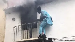 Neighbours save a man from a burning apartment in Denia, Spain December 6, 2019 in this picture obtained from social media. Picture taken December 6, 2019. Roberta Etter/via REUTERS THIS IMAGE HAS BEEN SUPPLIED BY A THIRD PARTY. MANDATORY CREDIT. [[[REUTERS VOCENTO]]]