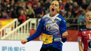 La portera Silvia Navarro tras realizar una intervención en la semifinal ante Noruega.