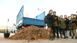 Los activistas volcaron un camión con estiércol en las inmediaciones de la Cumbre del Clima.