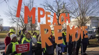 Manifestantes piden la reprobación y el juicio político contra Trump frente a la Casa Blanca