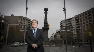 Ángel Dolado, Justicia de Araón, ante el monumento de Juan de Lanuza, en la plaza de Aragón, donde se celebra hoy a las 17.30 el acto institucional.