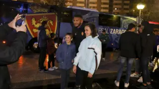 Luis Suárez, anoche a la llegada del Real Zaragoza al hotel de concentración en Huesca, se fotografía con dos jóvenes aficionados.