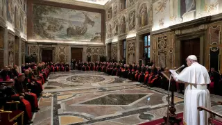 El Papa habla frente a la curia romana en el encuentro mantenido este sábado.