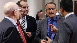 José Antonio Sánchez Quero, segundo por la derecha, conversa con algunos diputados de la DPZ.