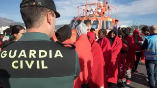 Varios inmigrantes rescatados en el mar de Alborán y trasladados al puerto de Motril (Granada)