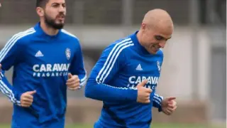 Papunashvili y Pombo, dos de los jugadores que el Real Zaragoza pretende que salgan de la plantilla en enero, juntos en un entrenamiento.
