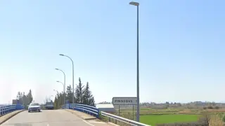 Puente de acceso a Pinseque donde ha tenido lugar el acidente.
