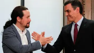 Sánchez e Iglesias firman el programa de su futuro gobierno de coalición.