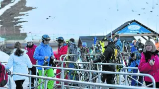 Esquiadores en la mañana de Año Nuevo en la estación invernal de Formigal.