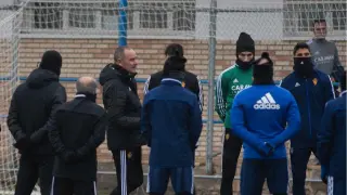 Víctor Fernández charla con los jugadores al inicio del entrenamiento en la Ciudad Deportiva.