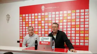 Los médicos del Sporting de Gijón, Juan Cachero y Antonio Maestro, en la rueda de prensa que ofrecieron a los medios locales este sábado tras el entrenamiento del equipo asturiano, sugiriendo que no debería jugarse el martes en La Romareda.