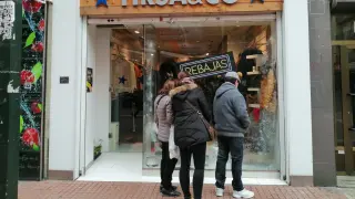 Una tienda de ropa anuncia rebajas en la calle Delicias de Zaragoza.