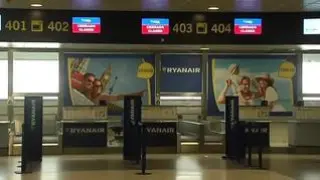 Ryanair ha echado el cierre en sus bases de Gran Canaria, Tenerife y Lanzarote dejando a más de 200 personas en la calle. La aerolínea de bajo coste ha empezado a retirar la decena de aviones que tenía en las islas, tras una última jornada de caos que han vivido sus trabajadores.