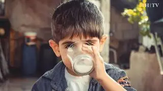 Bebidas azucaradas, zumos, leche... los niños beben desde bien pequeños una gran cantidad de líquidos además del agua. Pero ¿todos son adecuados? ¿Cuáles deben y no deben beber hasta los 5 años?