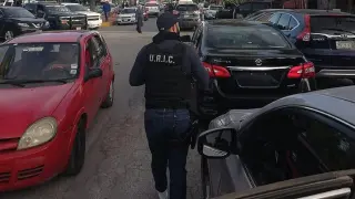 Un policía se acerca al lugar del tiroteo, en la zona del colegio Cervantes.