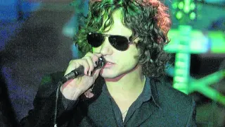 Bunbury, en un ensayo de la gira del disco en la sala Oasis, en 1999.