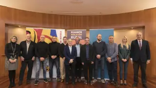 Los ocho alcaldes que han firmado el convenio para desarrollar el proyecto'Holapueblos' con representantes de la DPH, REE y Alma Natura