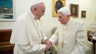 El papa Francisco y el emérito Benedicto XVI, en un encuentro en el Vaticano el 22 de diciembre de 2018.
