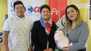 La gerente de la ACT, Ana Tarazona, posa entre los padres de Amaya Jiménez Troya, Charlie y Daniela.