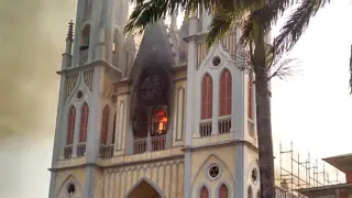 Un incendio destruye la catedral Santa Isabel de Malabo, la mayor iglesia católica de Guinea Ecuatorial.