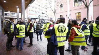 Trabajadores de FCC Parques y Jardines del Ayuntamiento de Zaragoza a las puertas del SAMA